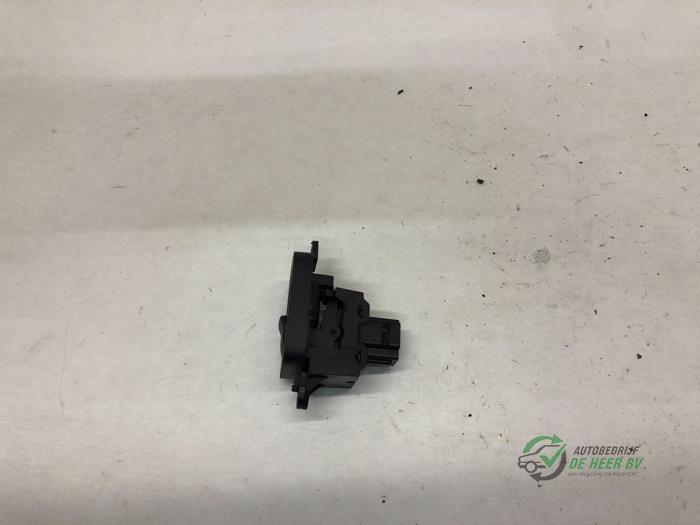 Usados Interruptor de ventanilla eléctrica Volvo V50 (MW) 2.0 D 16V Precio € 10,00 Norma de margen ofrecido por Autobedrijf de Heer B.V.