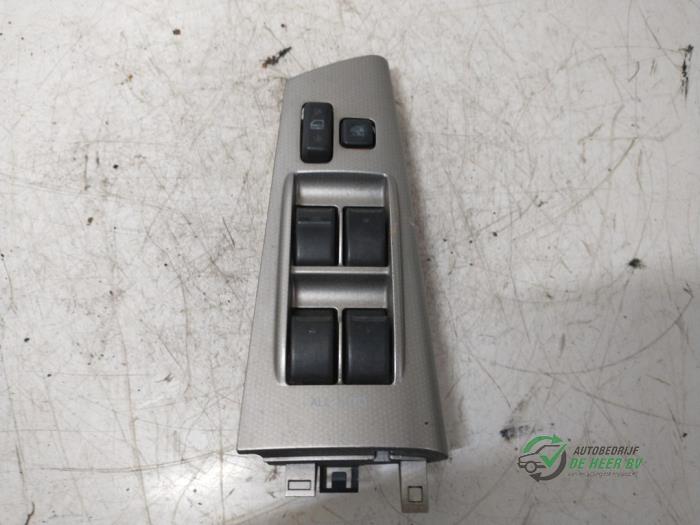 Usados Interruptor de ventanilla eléctrica Toyota Corolla (E12) 1.4 D-4D 16V Precio € 35,00 Norma de margen ofrecido por Autobedrijf de Heer B.V.