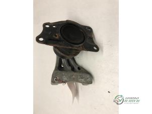 Engine mount from a Seat Ibiza III (6L1) 1.4 16V 100 2005