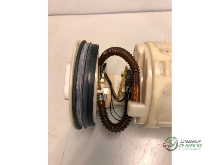 Electric fuel pump from a Seat Ibiza II (6K1) 1.4 Select 2000