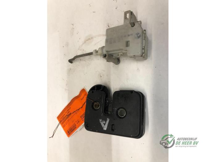 Tailgate lock mechanism from a Seat Ibiza II (6K1) 1.4 Select 2000