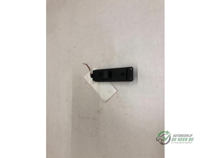 Usados Interruptor de ventanilla eléctrica Mazda 3 (BK12) 1.6i 16V Precio € 15,00 Norma de margen ofrecido por Autobedrijf de Heer B.V.