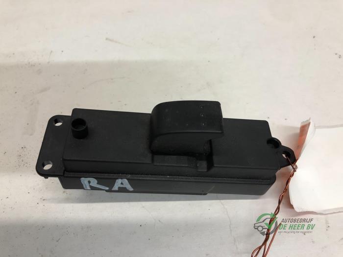 Usados Interruptor de ventanilla eléctrica Mazda 3 (BK12) 1.6i 16V Precio € 15,00 Norma de margen ofrecido por Autobedrijf de Heer B.V.