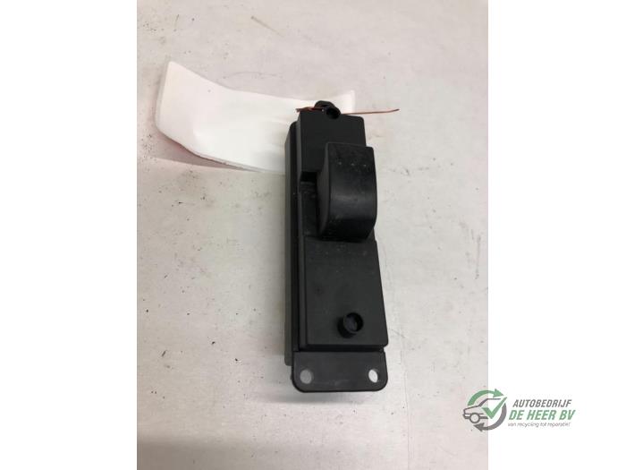 Usados Interruptor de ventanilla eléctrica Mazda 3 (BK12) 1.6i 16V Precio € 15,00 Norma de margen ofrecido por Autobedrijf de Heer B.V.