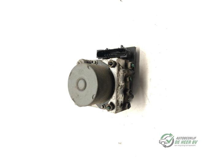 Usagé Pompe ABS Renault Twingo (C06) 1.2 16V Quickshift Prix € 75,00 Règlement à la marge proposé par Autobedrijf de Heer B.V.