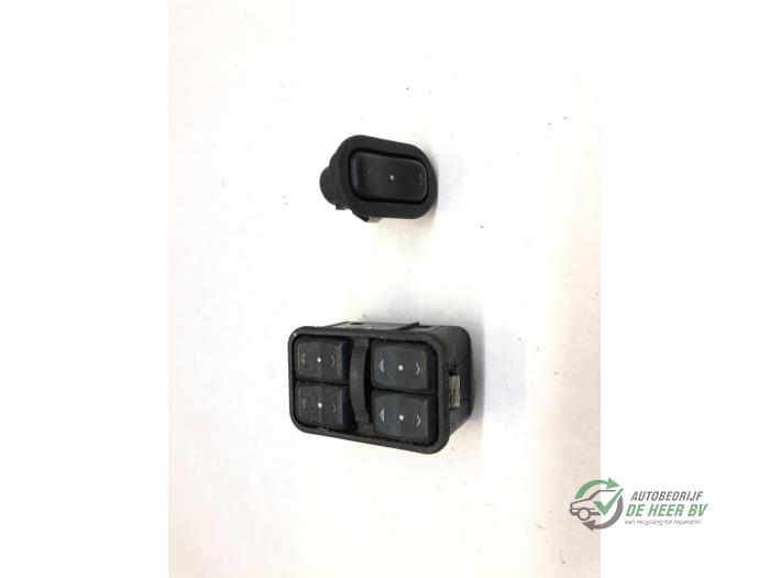 Usados Interruptor de ventanilla eléctrica Opel Zafira (F75) 1.8 16V Precio € 30,00 Norma de margen ofrecido por Autobedrijf de Heer B.V.