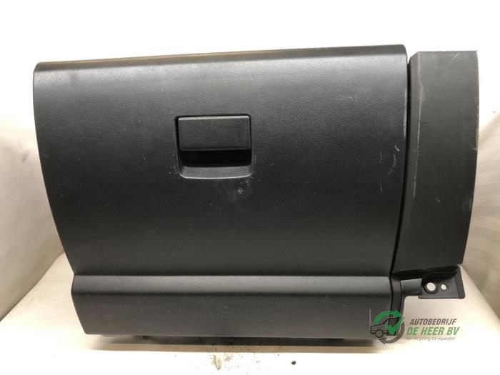 Gebrauchte Handschuhfach Mazda 5 (CR19) 1.8i 16V Preis € 35,00 Margenregelung angeboten von Autobedrijf de Heer B.V.