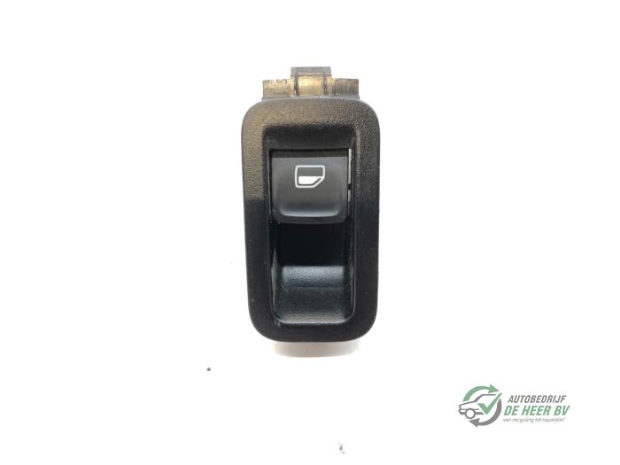 Usados Interruptor de ventanilla eléctrica Volkswagen Polo V (6R) 1.2 TDI 12V BlueMotion Precio € 10,00 Norma de margen ofrecido por Autobedrijf de Heer B.V.
