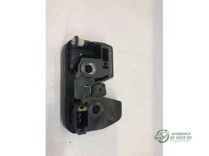 Tailgate lock mechanism from a Seat Arosa (6H1) 1.4 MPi 1998