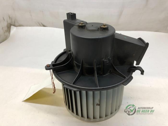 Heating and ventilation fan motor from a Peugeot 307 (3A/C/D) 1.6 16V 2001