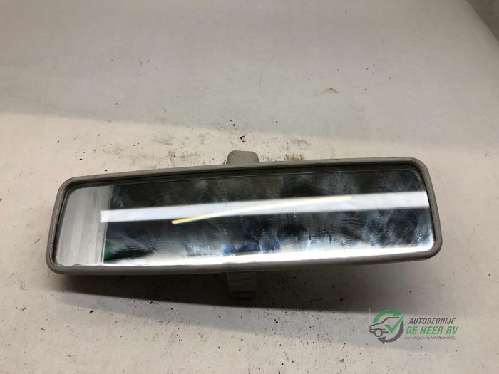 Używane Lusterko wewnetrzne Fiat Stilo MW (192C) 1.6 16V Cena € 15,00 Procedura marży oferowane przez Autobedrijf de Heer B.V.