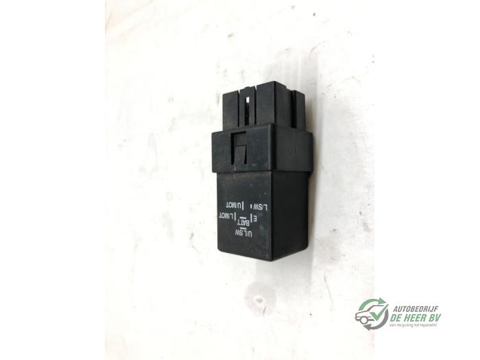 Używane Przekaznik Volvo S40 (VS) 1.9 16V T4 Cena € 15,00 Procedura marży oferowane przez Autobedrijf de Heer B.V.