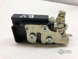 Używane Mechanizm blokady drzwi prawych wersja 2-drzwiowa Chevrolet Kalos (SF48) 1.2 Cena € 25,00 Procedura marży oferowane przez Autobedrijf de Heer B.V.