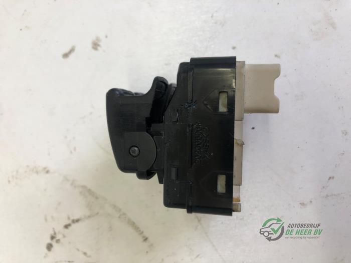 Usados Interruptor de ventanilla eléctrica Chevrolet Kalos (SF48) 1.2 Precio € 20,00 Norma de margen ofrecido por Autobedrijf de Heer B.V.