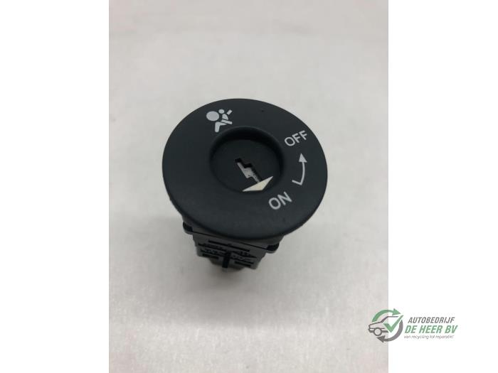 Airbag lock from a Renault Clio II (BB/CB) 1.4 16V 2003