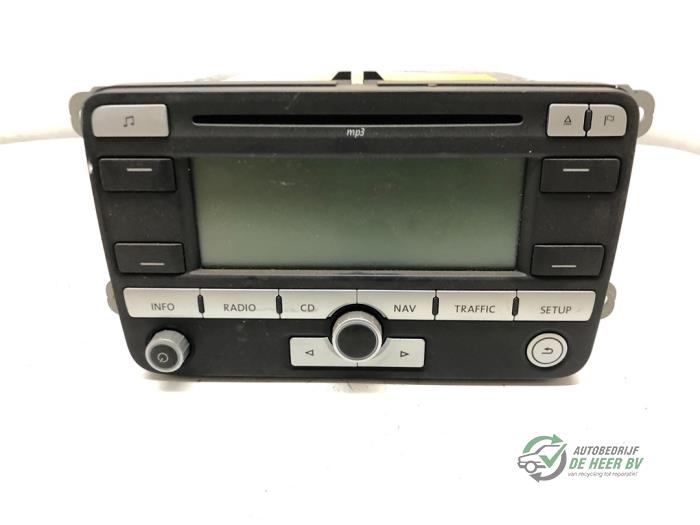 Reproductor de CD y radio de un Volkswagen Golf VI (5K1) 1.6 TDI 16V 2009