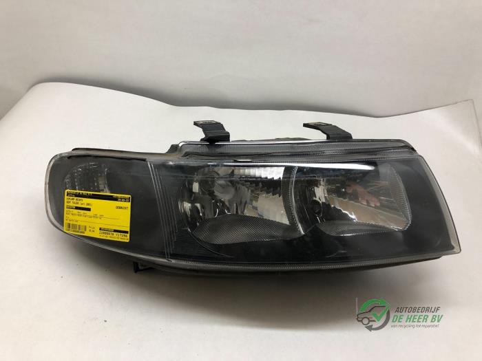 Używane Reflektor prawy Seat Toledo (1M2) 1.6 16V Cena € 35,00 Procedura marży oferowane przez Autobedrijf de Heer B.V.