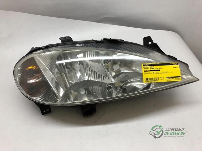 Używane Reflektor prawy Renault Megane Break/Grandtour (KA) 1.6 16V RXE,RXT Cena € 35,00 Procedura marży oferowane przez Autobedrijf de Heer B.V.