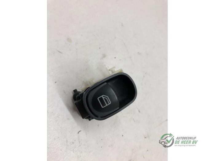 Usados Interruptor de ventanilla eléctrica Mercedes C (W203) 1.8 C-180K 16V Precio € 15,00 Norma de margen ofrecido por Autobedrijf de Heer B.V.
