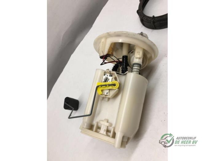Electric fuel pump from a Renault Clio II (BB/CB) 1.4 1999