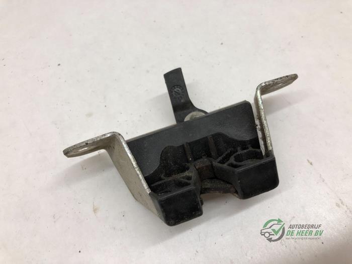 Tailgate lock mechanism from a Peugeot 107 1.0 12V 2006