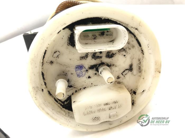 Electric fuel pump from a Volkswagen Polo III (6N2) 1.4 2000