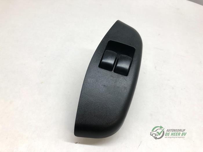 Usados Interruptor de ventanilla eléctrica Chevrolet Kalos (SF48) 1.4 Precio € 20,00 Norma de margen ofrecido por Autobedrijf de Heer B.V.