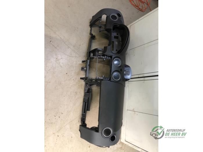 Używane Panel Mitsubishi Colt (Z2/Z3) 1.5 16V Cena € 250,00 Procedura marży oferowane przez Autobedrijf de Heer B.V.