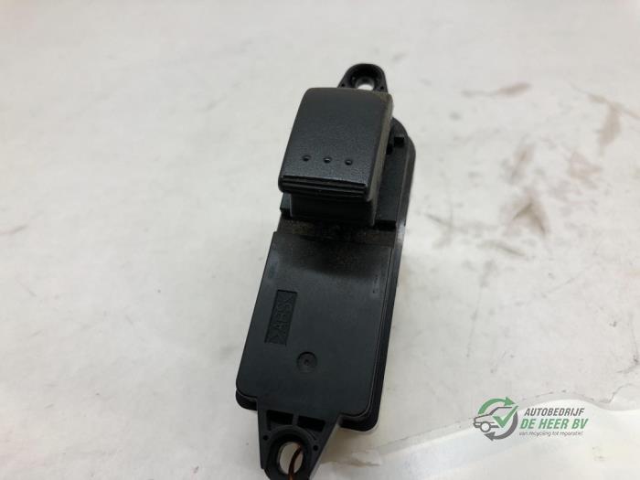 Usados Interruptor de ventanilla eléctrica Mazda 6 Sportbreak (GY19/89) 2.3i 16V S-VT Precio € 15,00 Norma de margen ofrecido por Autobedrijf de Heer B.V.