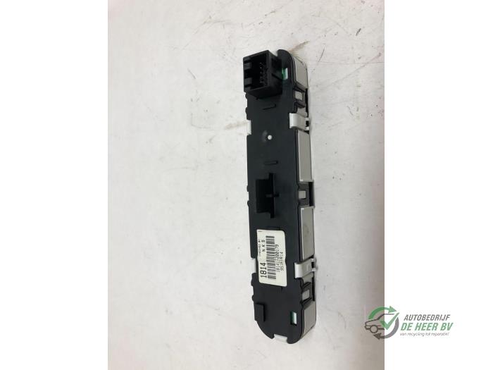 Begagnade Innerdisplay Chevrolet Spark 1.0 16V Bifuel Pris € 20,00 Marginaltabell erbjuds av Autobedrijf de Heer B.V.