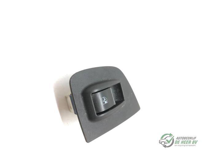 Usados Interruptor de ventanilla eléctrica Fiat Doblo (223A/119) 1.9 JTD Precio € 10,00 Norma de margen ofrecido por Autobedrijf de Heer B.V.