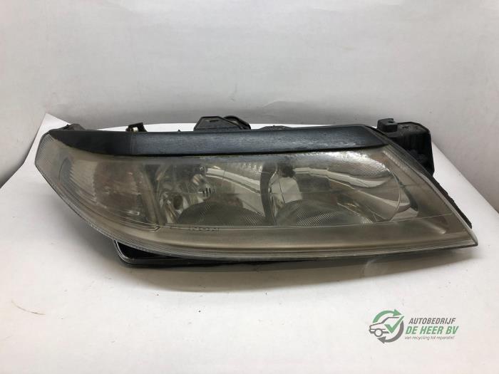 Używane Reflektor prawy Renault Laguna II Grandtour (KG) 2.0 16V Turbo Cena € 60,00 Procedura marży oferowane przez Autobedrijf de Heer B.V.