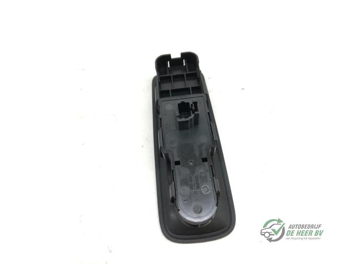 Electric window switch from a Peugeot 807 2.0 16V 2004