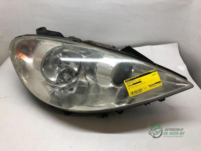 Używane Reflektor prawy Peugeot 807 2.0 16V Cena € 50,00 Procedura marży oferowane przez Autobedrijf de Heer B.V.