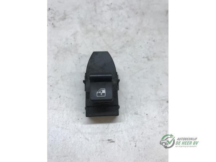 Usados Interruptor de ventanilla eléctrica Alfa Romeo 159 Sportwagon (939BX) 2.4 JTDm 20V Precio € 25,00 Norma de margen ofrecido por Autobedrijf de Heer B.V.