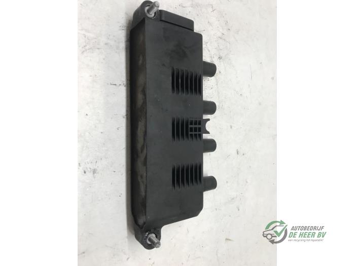 Ignition coil from a Fiat Punto II (188) 1.4 16V 2006
