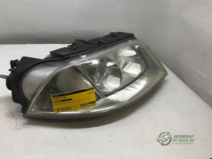 Używane Reflektor prawy Volkswagen Passat (3B3) 1.9 TDI 100 Cena € 40,00 Procedura marży oferowane przez Autobedrijf de Heer B.V.