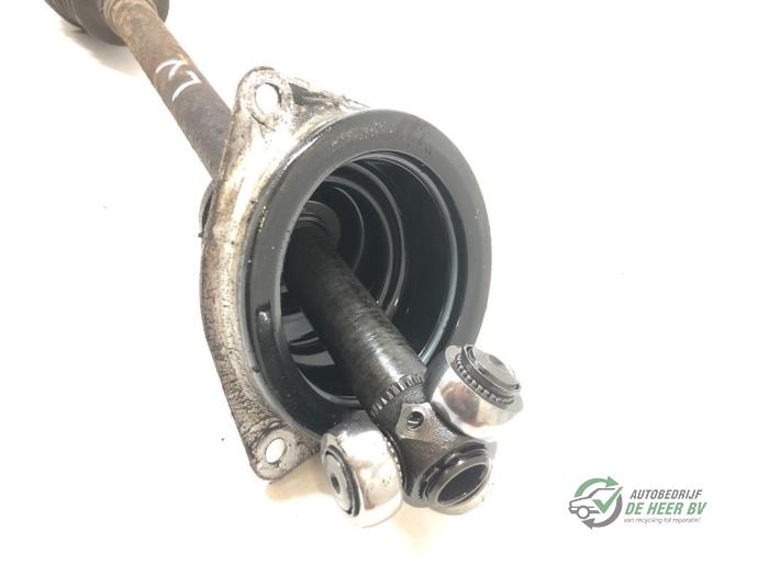 Front drive shaft, left from a Renault Clio II (BB/CB) 1.2 16V 2002