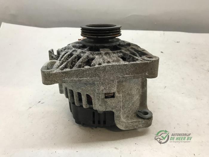 Dynamo van een Renault Clio II (BB/CB) 1.2 16V 2002