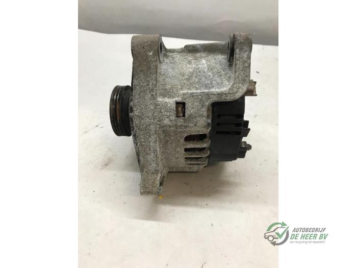 Dynamo van een Renault Clio II (BB/CB) 1.2 16V 2002