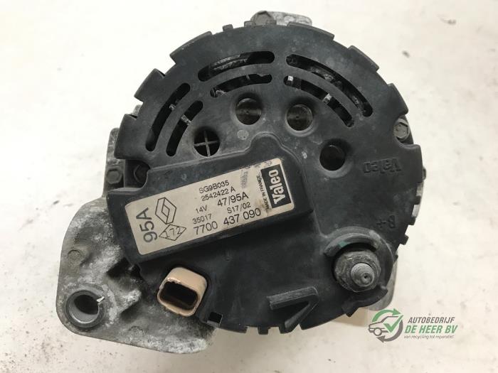 Dynamo van een Renault Clio II (BB/CB) 1.2 16V 2002