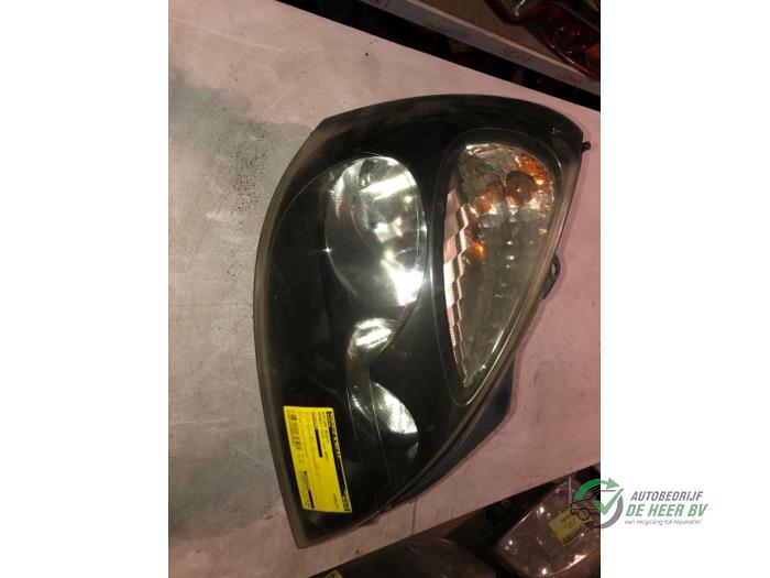 Używane Reflektor prawy Renault Clio II (BB/CB) 1.2 16V Cena € 35,00 Procedura marży oferowane przez Autobedrijf de Heer B.V.
