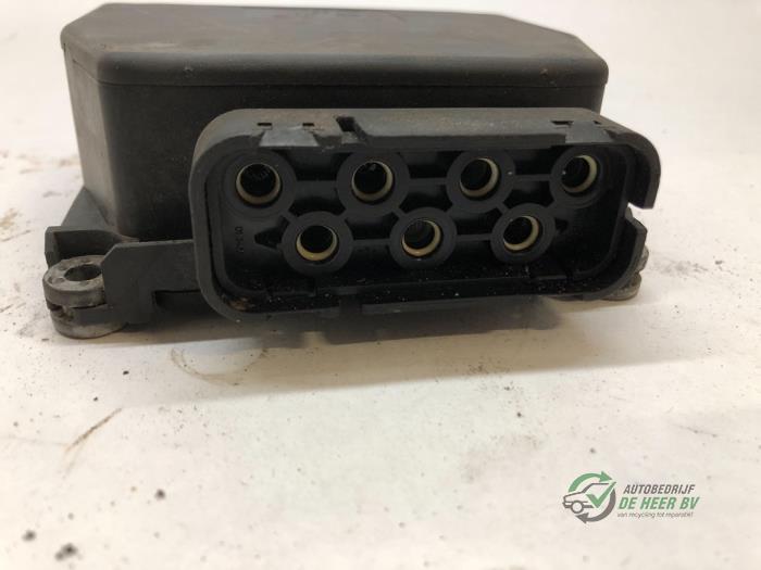 Vacuum relay from a Volkswagen Polo IV (9N1/2/3) 1.4 TDI 70 2006