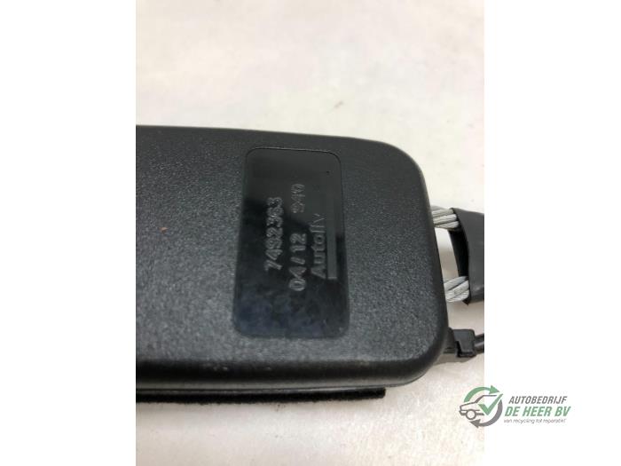 Front seatbelt buckle, right from a Peugeot 308 (4A/C) 1.6 VTI 16V 2009