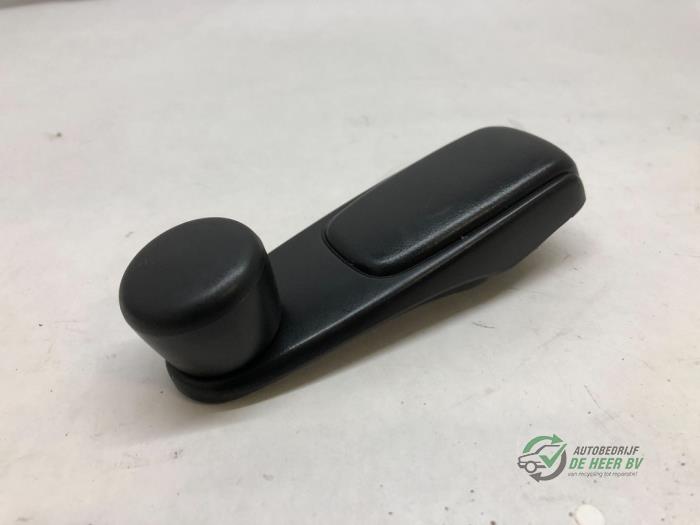 Usados Manivela de ventanilla Citroen C4 Berline (LC) 1.6 HDi 16V Precio € 10,00 Norma de margen ofrecido por Autobedrijf de Heer B.V.
