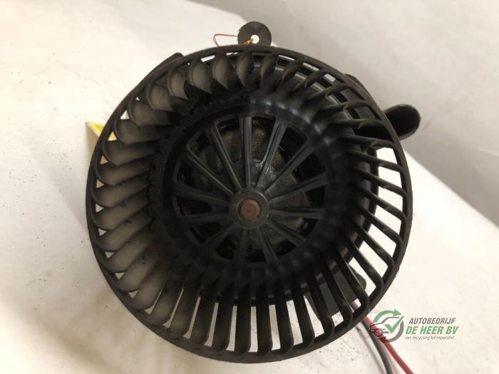 Heating and ventilation fan motor from a Citroën C4 Berline (LC) 1.6 HDi 16V 2005