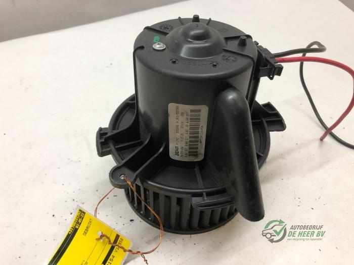 Heating and ventilation fan motor from a Citroën C4 Berline (LC) 1.6 HDi 16V 2005