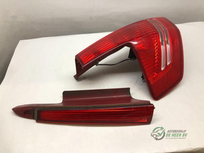 Taillight, left from a Citroën C4 Berline (LC) 1.6 HDi 16V 2005