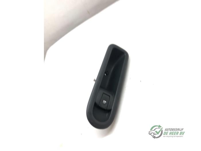Usados Interruptor de ventanilla eléctrica Renault Twingo II (CN) 1.2 16V Precio € 10,00 Norma de margen ofrecido por Autobedrijf de Heer B.V.