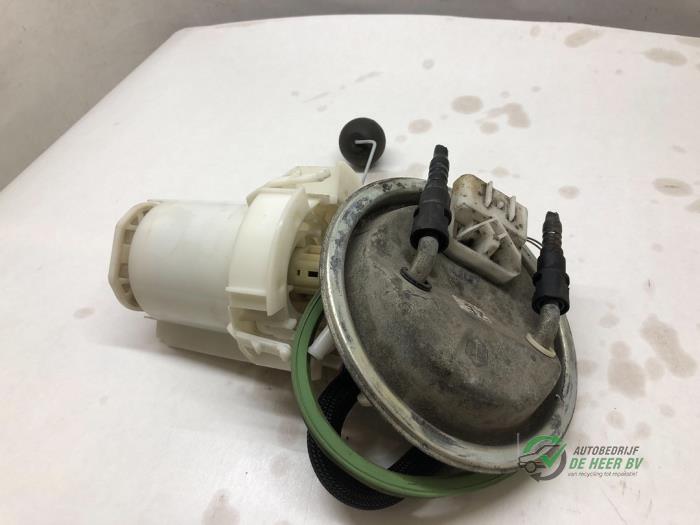 Electric fuel pump from a Opel Corsa C (F08/68) 1.2 16V Twin Port 2004